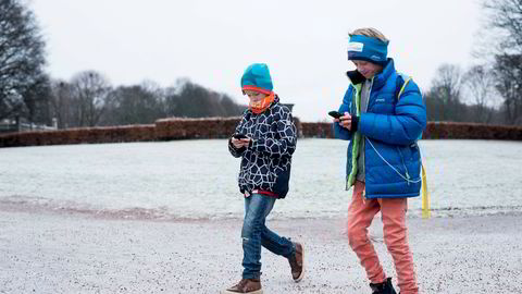 Vestein (9) og Yrjar Hustuft (11) har fått i julekalendergave å reise fra Vestfold til Frognerparken for å lete etter Pokémons.