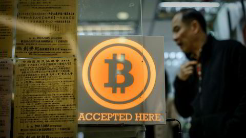 Den digitale valutaen bitcoin er blitt svært populær i Kina og Hong Kong. Det er mulig å betale med bitcoin ved enkelte kjøpesentre, butikker og barer i Asia. Den siste uken har kursen falt med over 33 prosent.