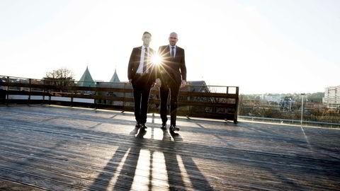 Øyvind Schanke (til høyre) går fra toppjobb i Oljefondet i London til å bli ny sjef i Skagenfondene. Her sammen med styreleder Henrik Lisæth på takterrassen i Stavanger sentrum.