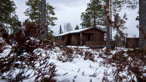Først da en takstmann tok kontakt oppdaget Anne Berit Mork og faren at hytta (bildet) på Blefjell ikke var oppført på faren lenger, men på en kvinne ingen av dem vet hvem er.