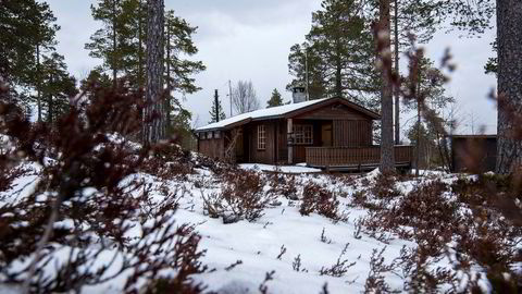 Først da en takstmann tok kontakt oppdaget Anne Berit Mork og faren at hytta (bildet) på Blefjell ikke var oppført på faren lenger, men på en kvinne ingen av dem vet hvem er.