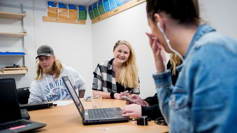Aleksander Thoresen (22) (til venstre) og Kjersti-Elisabeth Blyverket (16) i klasserommet på Ung Invest i Drammen.