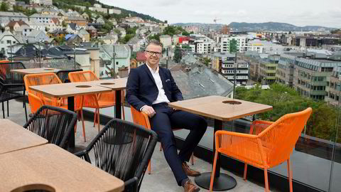 Tommy Hansen, direktør for Tom Rune Pedersens AB Eiendommer, på taket av nyåpnede Magic Hotel i Solheimsviken like utenfor Bergen sentrum.