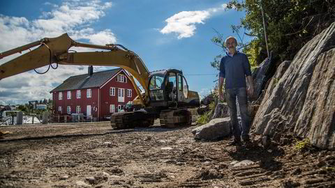 Per Strømmen har blitt stoppet av kommunen i å bygge en mur som skal hindre stein i å rase ned på eiendommen.