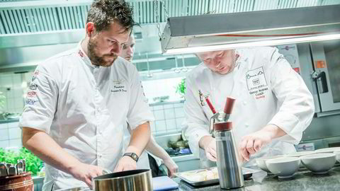 Bocuse dOr-kandidat Christopher W. Davidsen (t.v.) og coach Gunnar Hvarnes trener til Bocuse dOr på treningskjøkkenet på Kronen Gaard Hotell i Sandnes.