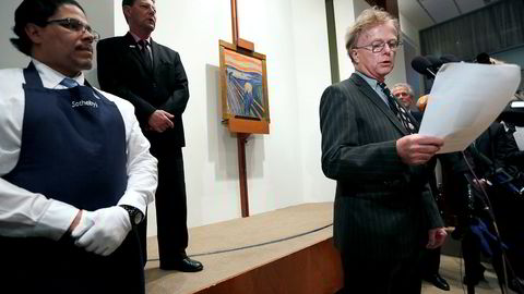 Petter Olsen (til høyre) selger igjen et viktig verk fra sin rikholdige kunstsamling. Her etter salget av Edvard Munchs «Skrik» i 2012 hos Sotheby's i New York.