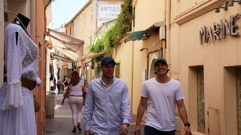 Capsgründerne Alexander (29) og Sebastian Salvesen Adams (34) bruker St Tropez som «laboratorium» i sommer for å finne ut hvilke land de skal satse videre i.