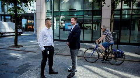 Danske Bank-sjef Trond F. Mellingsæter vil vokse like mye i boliglånsmarkedet selv om boligprisene i Oslo skulle falle inntil ti prosent. Her med kommunikasjonssjef Stian Arnesen ved hovedkontoret på Aker Brygge i Oslo.