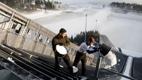 Amar Shatta og Bartosz Mysliwiec jobber med å legge snø i ovarennet til Holmenkollbakken. På grunn av lite nedbør må snøen hentes fra bakkenivå og fraktes opp til hoppbakken. Bildet ble tatt på onsdag.