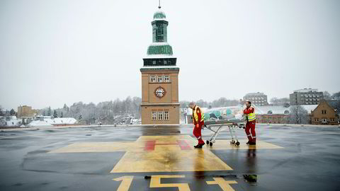 Lege Fridtjof Heyerdahl (til høyre) demonstrerer Epiguard på helikopterplassen til Ullevål sykehus sammen med Ronald Rolfsen fra ambulansetjenesten i Oslo.