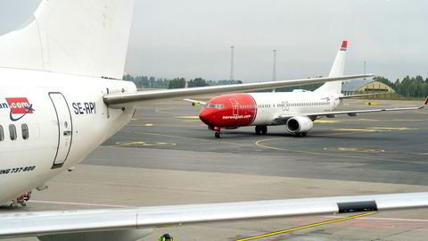 To Norwegian-fly på Gardermoen.