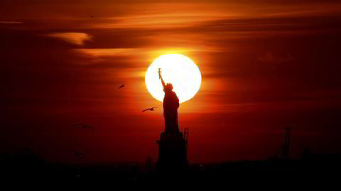 Solnedgang bak Frihetsgudinnen i New York. En varm måned kan ha bidratt til å løfte jobbtallene.