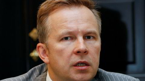 Latvias sentralbanksjef Ilmars Rimsevics er mandag blitt løslatt mot kausjon.