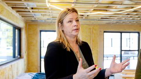 Skribenten foreslår en enkel lovendring som vil gi kommunen incentiv til å følge opp byggesøknadene mer aktivt. Kommunalminister Kjersti Stenseng (Ap).