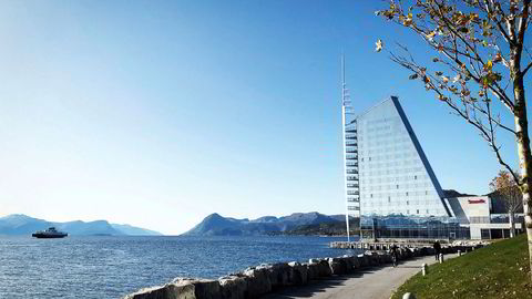 Scandic Seilet ligger tett på Aker Stadion i Molde og har siden 2002 vært et landemerke i havnen. Det meste på hotellet holder fortsatt god stand, men servicen er sparsommelig og gjestene får ikke tygge ferdig.