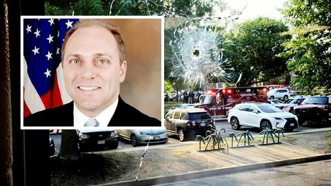 Kongressmann Steve Scalise fra Louisiana ble skutt og såret onsdag. Her ses nødpersonale i arbeid gjennom et av kulehullene etter onsdagens skyting i Alexandria.