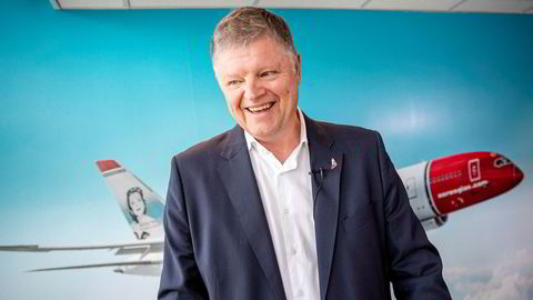 Småaksjonærene har ikke hatt høy prioritet hos Norwegian-sjef Jacob Schram. Sammen med meglerhusene Danske Bank, DNB og ABG Sundal Collier har han gitt en gruppe superinvestorer muligheten for å tredoble innsatsen på få dager.