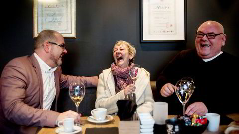 Njål Gaute Solland, administrerende direktør i Sabi Omakase, feirer Michelinstjernen sammen med mor og far Jorun og Geir Solland på en av Sabi Sushis restauranter i Stavanger, på Jåttåvågen.