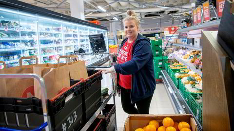 Norgesgruppen vokser også på hjemmelevering. – Fra oss går det fire til fem biler om dagen, sier Emilie Kristiansen, netthandelansvarlig på Meny på Bryn-senteret.