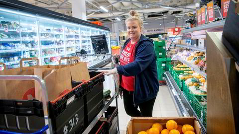 Norgesgruppen vokser også på hjemmelevering. – Fra oss går det fire til fem biler om dagen, sier Emilie Kristiansen, netthandelansvarlig på Meny på Bryn-senteret.