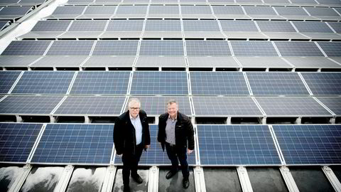 Takene på de nye Kiwi-miljøbutikkene og Asko-lagrene skal utnyttes til solceller. Her er Kiwi-sjef Jan Paul Bjørkøy (til venstre) og Asko-styreleder Torbjørn Johannson på Asko-lageret på Kalbakken der de tester snøsmelting på taket.