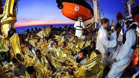 65 millioner er på flukt. Flyktningene på bildet ble reddet 25. november utenfor kysten av Malta av den maltesiske organisasjonen Migrant Offshore Aid Station og italienske Røde Kors. Bildebyrået AFP valgte dette til årets bilde 2016.