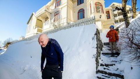 Erling Sanne (8) får inn en fulltreffer på pappa Trygve Sanne Hardersen hjemme på tomten i Tromsø. Familien har også truffet blink med å leie ut huset som «Eventyrhuset i Arktis» via Airbnb.