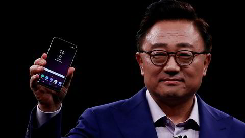 DJ Koh, Samsungs sjef for IT and Mobile Communications viser frem Samsung Galaxy S9 for første gang under Mobile World Congress i Barcelona, 25. februar 2018.