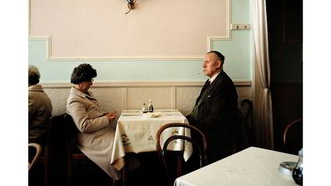 Harmoni. Behersket stemning på restaurant i New Brighton. Fra serien «The Last Resort», fra 1985.