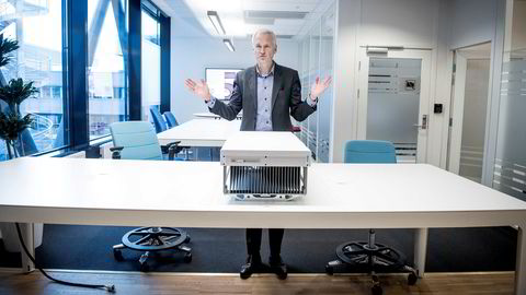 – Denne her har 64 antenner, sier Ericssons norske leder Jan Christian Hole og viser frem en av Ericssons nye 5G basestasjoner.