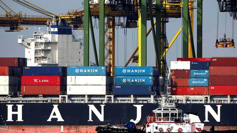 Avbildet er et containership tilhørende Hanjin i Singapore september 2016.