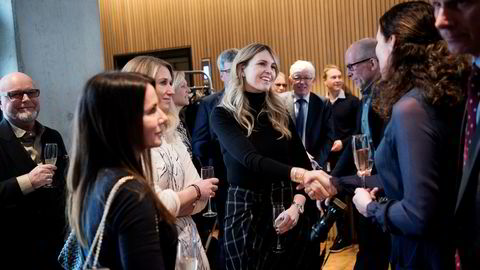 Sissel Leire, styreleder i Kruse Smith, hilser på Anna Margaret Smedvig (i midten). Fra venstre Birthe Lepsøe, styremedlem Smedvig Eiendom, og Julia Smedvig Hagland, deleier Smedvig-konsernet og kusine av Anna Margaret Smedvig.