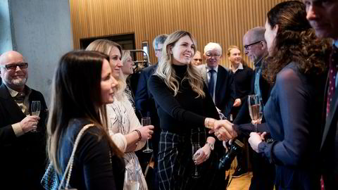 Sissel Leire, styreleder i Kruse Smith, hilser på Anna Margaret Smedvig (i midten). Fra venstre Birthe Lepsøe, styremedlem Smedvig Eiendom, og Julia Smedvig Hagland, deleier Smedvig-konsernet og kusine av Anna Margaret Smedvig.