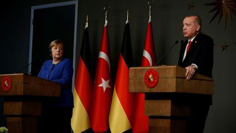 Tysklands kansler Angela Merkel møtte Tyrkias president Recep Tayyip Erdogan (til høyre) i Istanbul 24. januar. Flyktningavtalens fremtid var på dagsordenen.