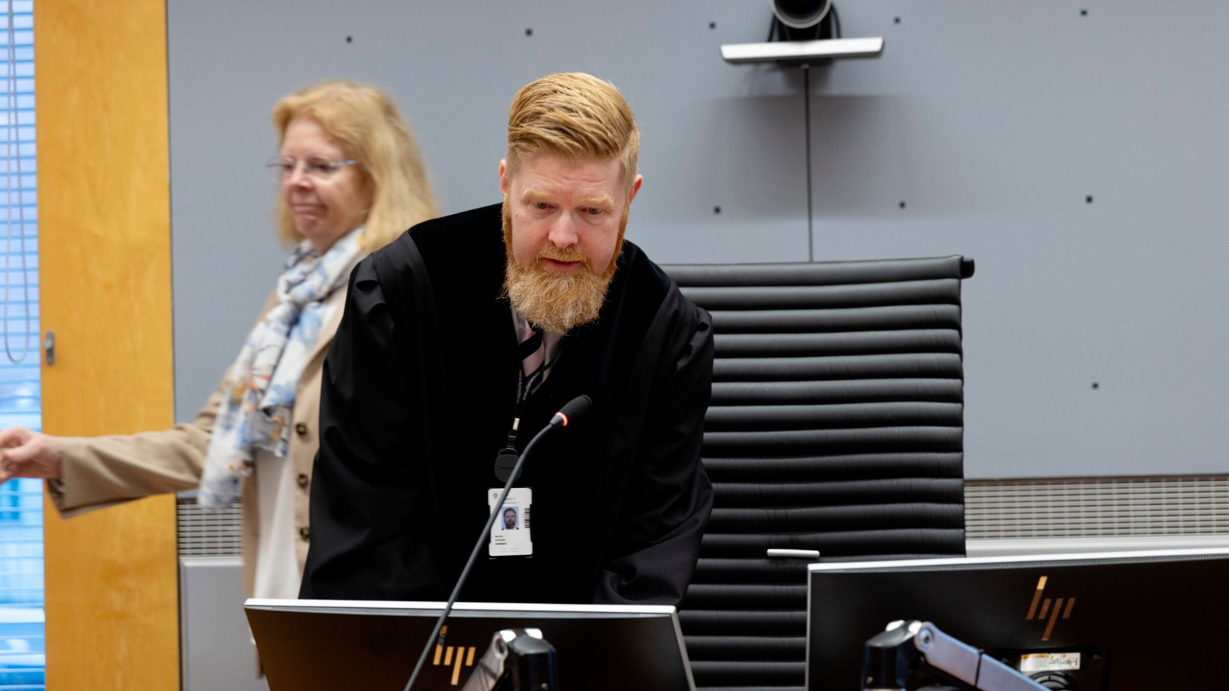 Trøbbel for kryptobedragerisak: Selvinkriminering, ubesvarte anrop og tiltalt på rømmen