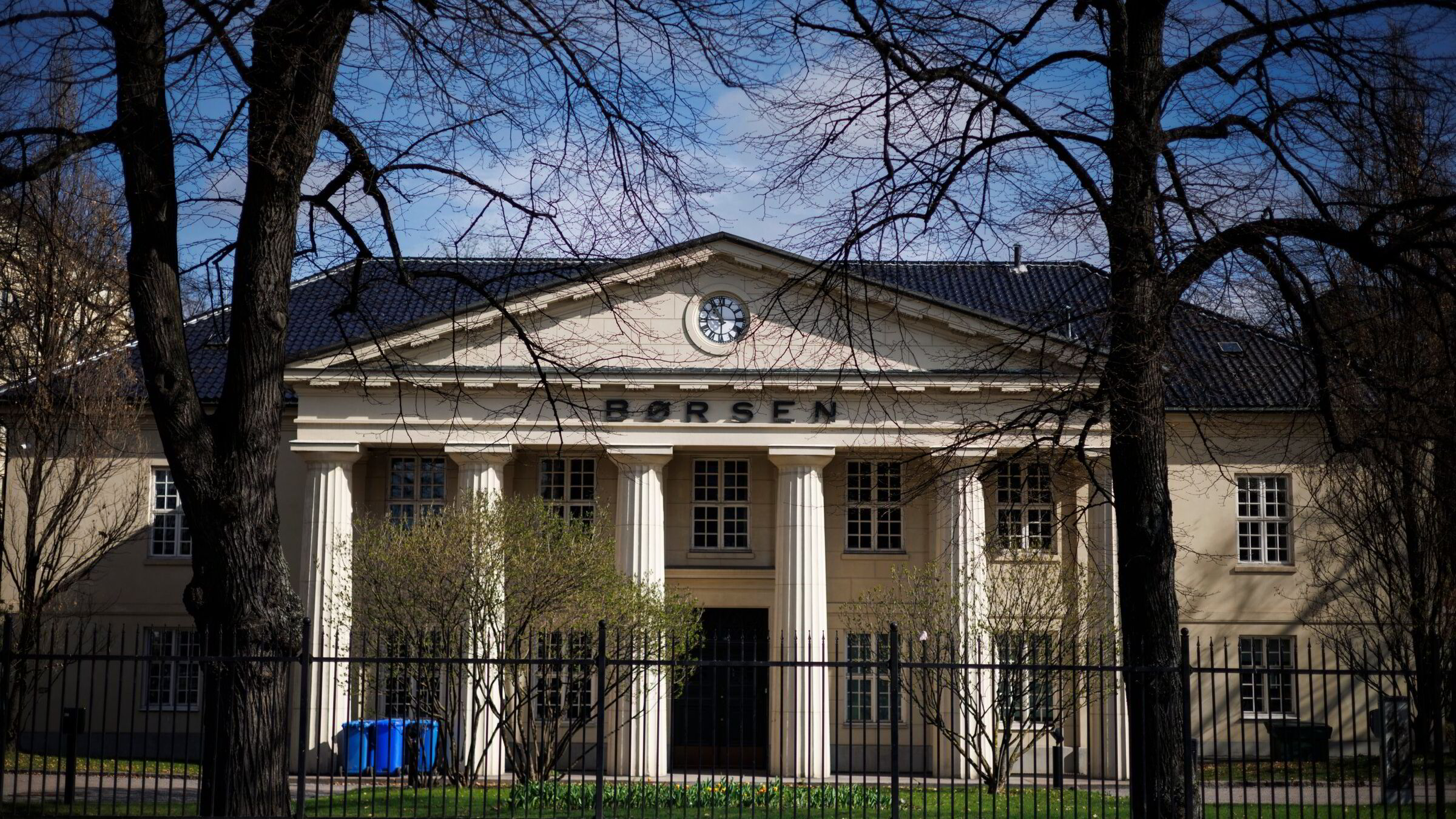 Børsen faller under 1600 poeng