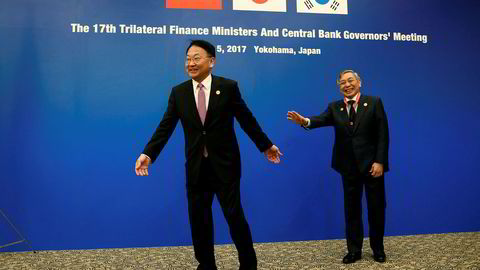 Japan, Kina og Sør-Korea er enige om å stå samlet i kampen mot proteksjonisme. På bildet poserer Sør-Koreas finansminister Yoo Il-ho (til venstre ) sammen med Japans sentralbanksjef Haruhiko Kuroda før møtet med Kina under det årlige møtet i Asian Development Bank (ADB).
