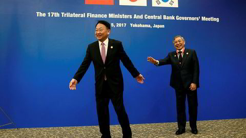 Japan, Kina og Sør-Korea er enige om å stå samlet i kampen mot proteksjonisme. På bildet poserer Sør-Koreas finansminister Yoo Il-ho (til venstre ) sammen med Japans sentralbanksjef Haruhiko Kuroda før møtet med Kina under det årlige møtet i Asian Development Bank (ADB).