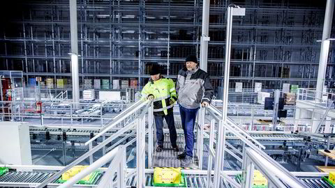Askos automatiserte kjølelager i Vestby skal spare Norgesgruppen for store beløp. Norgesgruppen-eier Torbjørn Johannson (til venstre) og administrerende direktør for Asko sentrallager kjøl, Arild Åsmul er fornøyde med nyvinningen.