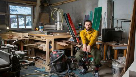 På farfarens gamle møbelfabrikk i Laksvatn i Troms lager Jens-Egil Nysæther nå egne ski.