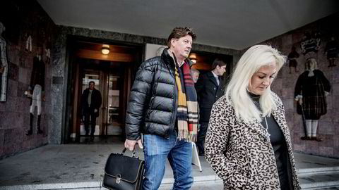 Trond Sundal og kona Christin forlater Sør-Trøndelag tingrett etter å ha møtt Terje Eriksen som er tiltalt for grovt økonomisk utroskap.
