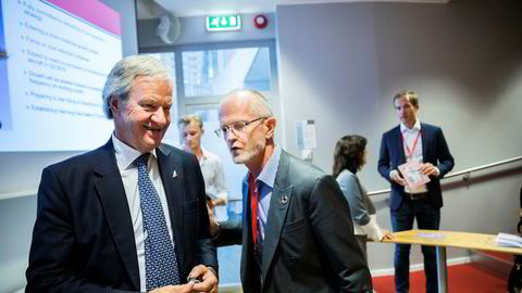 Norwegian-sjef Bjørn Kjos (fra venstre) la frem et kvartalsoverskudd på Fornebu torsdag. Forvalter Hogne I. Tyssøy i Holbergfondene tror det kan ende i pluss for hele året hvis selskapet selger unna de eldste flyene til en god pris.