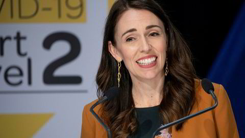 New Zealands statsminister Jacinda Ardern setter inn militæret til å overvåke landets grenser etter at det etter 24 dager uten påvist koronasmitte ble oppdaget to nye tilfeller.