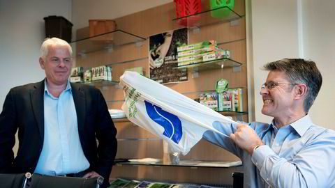 Oslo, Norge 08.12.2014 Daglig leder i BioBag Kjell Ivar Bache tester styrken i en bærepose av typen de leverer til finske Bonus-kjeden. Salgssjef Jørn Johansen i bakgrunnen. Foto: Per Ståle Bugjerde ---