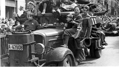 «Aldri igjen» sier vi ofte frigjøringsdagen 8. mai. Men dersom vi virkelig mener det, hjelper det ikke å peke på andre. Bilde fra Karl Johan i Oslo 8. mai 1945.