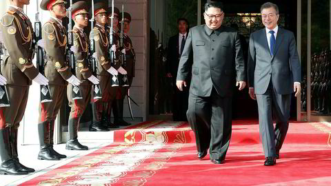 Etter det overraskende toppmøtet mellom Sør-Koreas president Moon Jae-in og Nord-Koreas leder Kim Jong-un i grensebyen Panmunjom, har en amerikansk delegasjon ankommet Panmunjom for møter. Mye tyder på at toppmøtet mellom USA og Nord-Korea vil bli avholdt om to uker i Singapore.