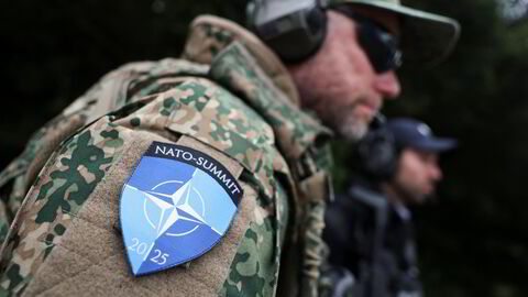En vakt utenfor Nato-toppmøtet i Haag i Nederland.
