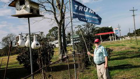 Trumpland. Fred Scott (73) står i hagen sin i Hackberry i Louisiana. Trump-supporteren holder flagget høyt hevet, og regionen Cameron Parish er USAs mest republikansk-vennlige, med 88,2 prosent Trump-velgere.