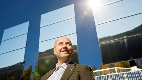 Tinn-ordfører Steinar Bergsland fra Rjukan kan smile fra øre til øre etter superoppgang for hydrogenselskapet Nel.  Her står han foran solspeilene i Rjukan.