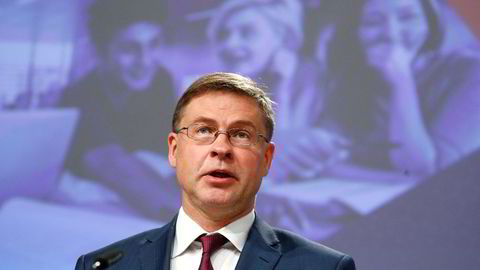 Visepresident Valdis Dombrovskis i EU-kommisjonen sier den økonomiske nedturen i kjølvannet av koronapandemien trolig blir større enn tidligere antatt.